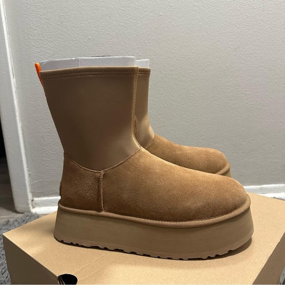 UGG Chestnut Platform Boot - Picture 4 of 10